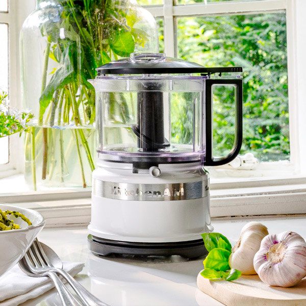 Hachoir KitchenAid dans une cuisine, devant une fentre