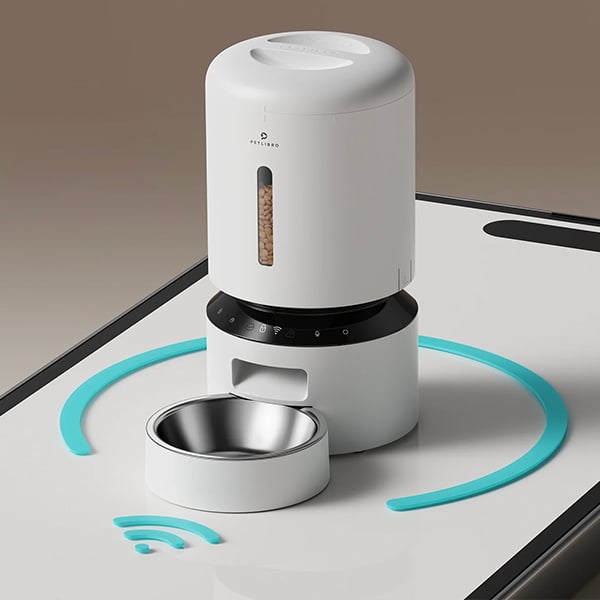 Een witte voedseldispenser voor een hond of kat 