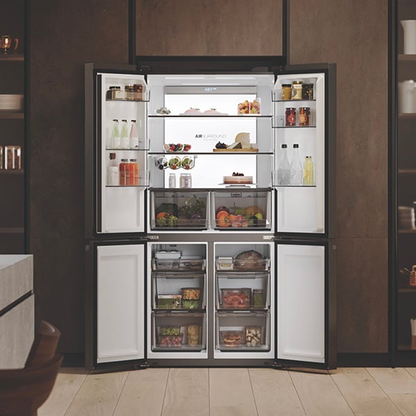 Rfrigrateur  grande capacit avec les portes ouvertes, montrant un intrieur bien organis avec des boissons, lgumes, fruits, et plats prpars.