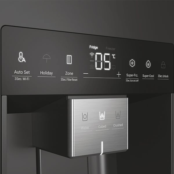 Gros plan sur le panneau de commande tactile dun rfrigrateur moderne avec distributeur deau, glaons en cubes et glace pile.