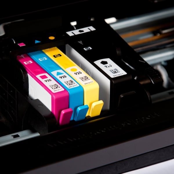 Gros plan sur des cartouches d�encre couleur et noire install�es dans une imprimante jet d�encre.