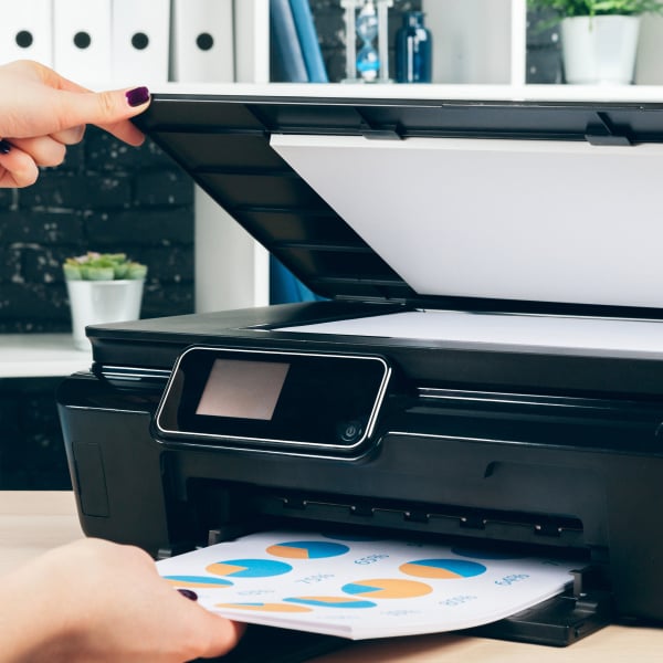 Imprimante multifonction num�risant un document papier avec �cran tactile � l�avant.