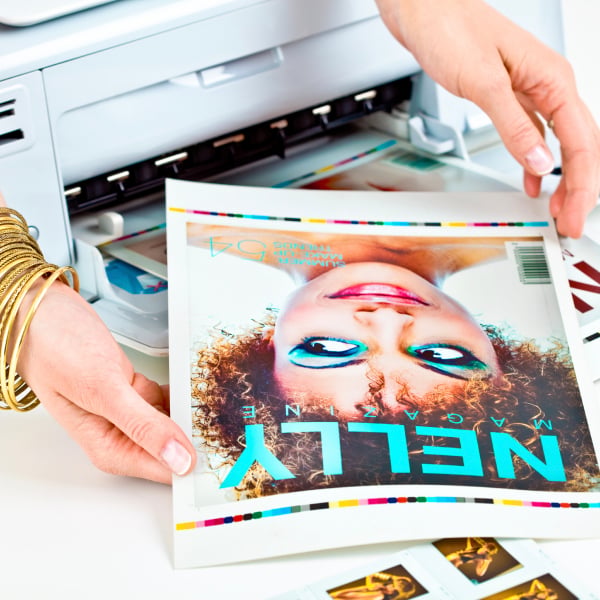 Impression couleur d�une photo depuis une imprimante jet d�encre avec sortie papier en cours.