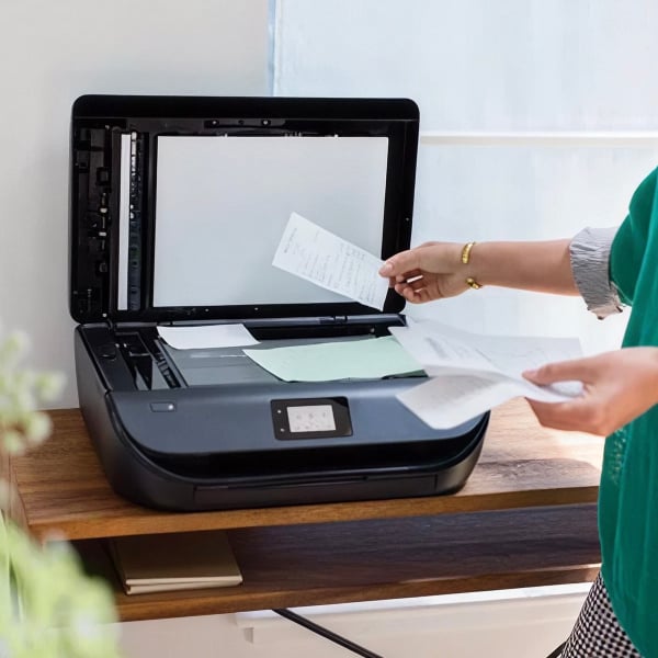 Imprimante multifonction avec scanner � plat ouvert pendant la num�risation de documents papier.