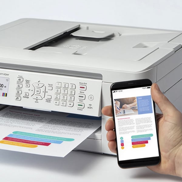 Smartphone connect� � une imprimante multifonction pour imprimer un document directement depuis une application mobile.