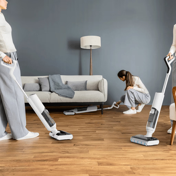 Diff�rents aspirateurs laveurs utilis�s pour nettoyer un sol dur dans un salon