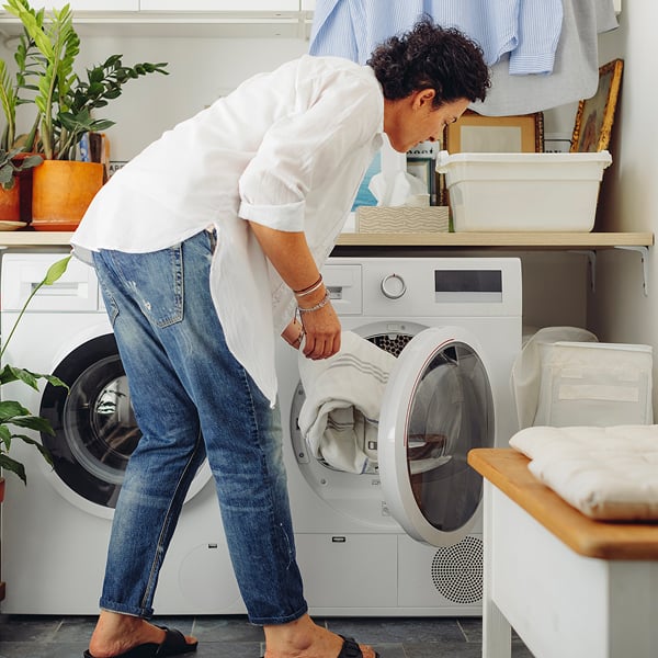 Ajout de linge dans le s�che-linge