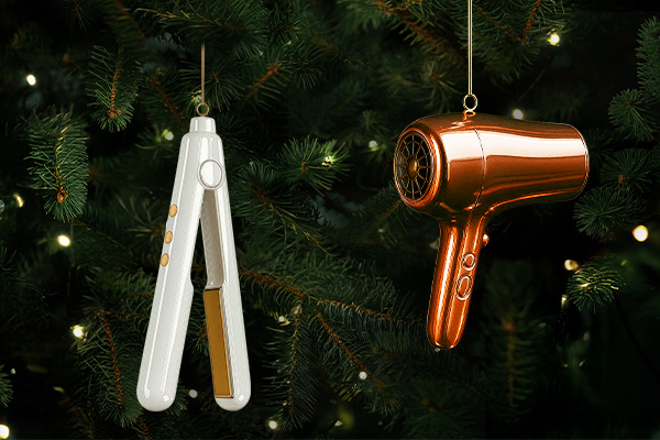 Een lachend echtpaar verkleed voor Kerstmis maakt zich klaar in de badkamer 