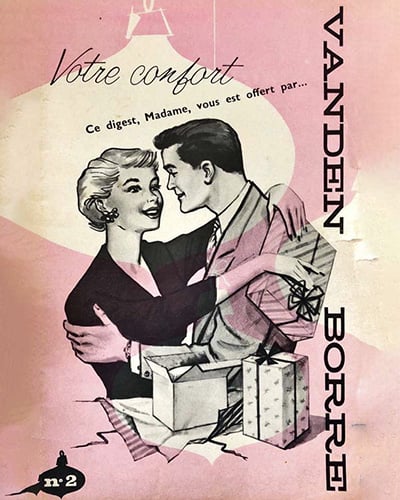 Roze Vanden Borre-brochure met een vrouw die haar man een cadeau geeft.