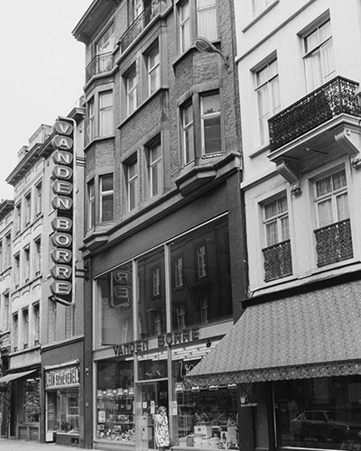 Zwart-witfoto van een Vanden Borre-winkel in de jaren tachtig.