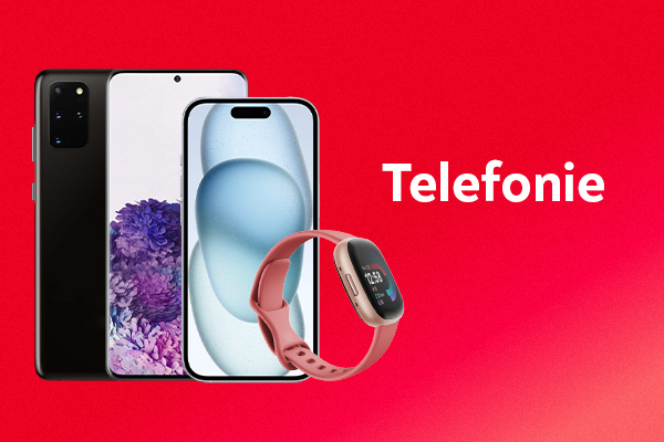 Een Android-smartphone met voor- en achterpanelen, een iPhone en een aangesloten horloge op een rode achtergrond