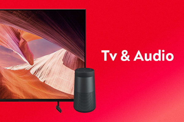 Een televisie en een bluetoothspeaker op een rode achtergrond