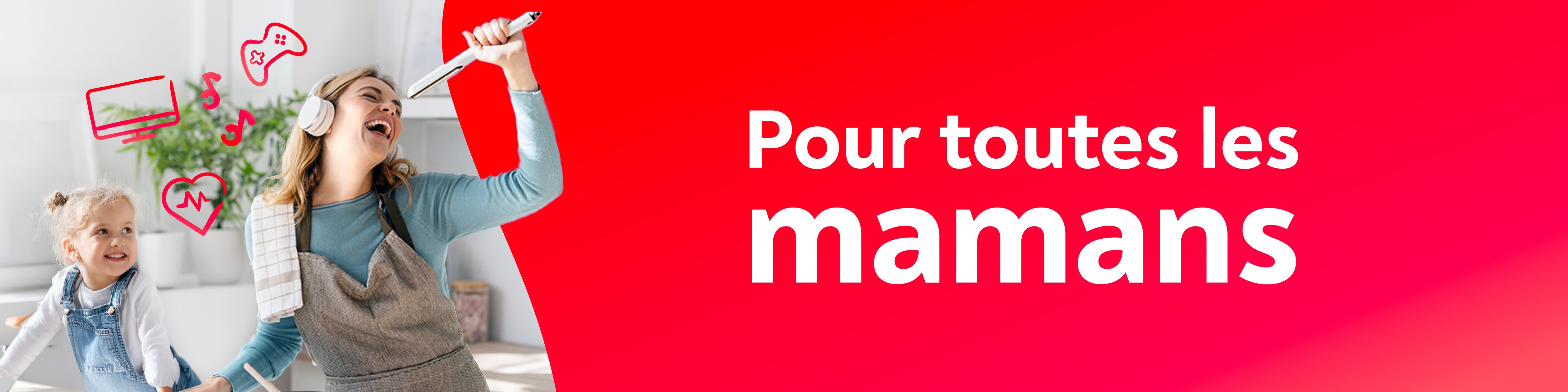 Une maman qui chante dans la cuisine avec un lisseur comme mirco et sa petite fille la regarde en souriant