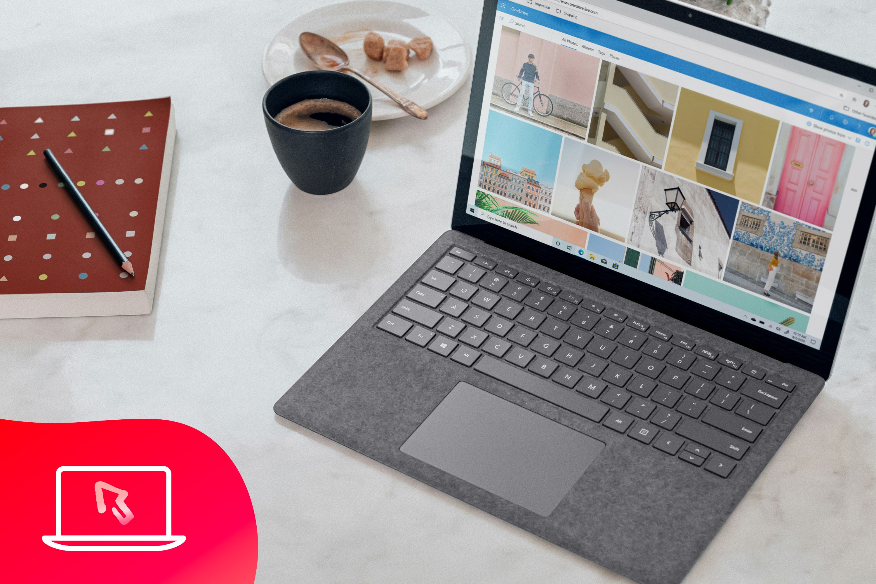 Laptop met foto's en een boek een pen en koffie