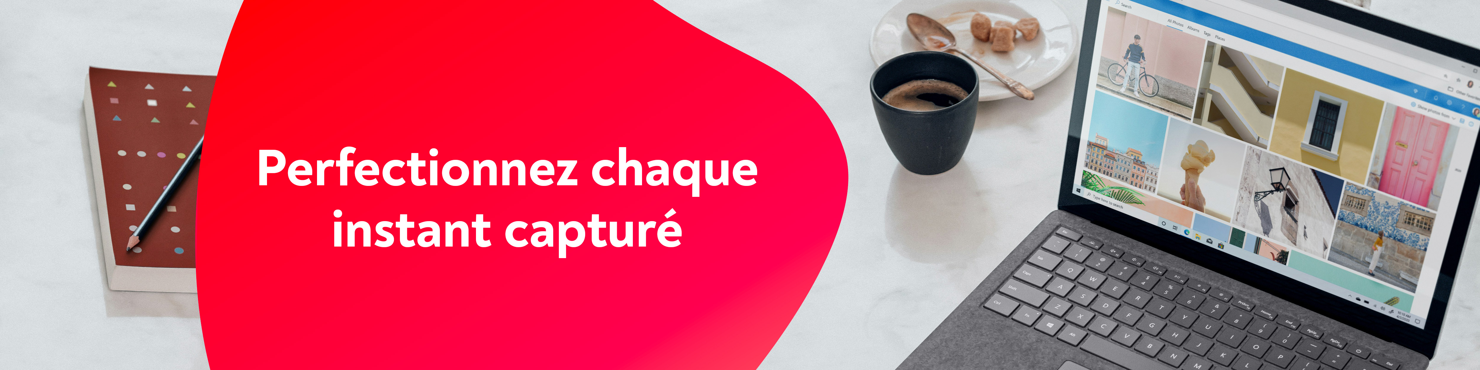 PC portable avec des images et un livre un crayon et un caf�