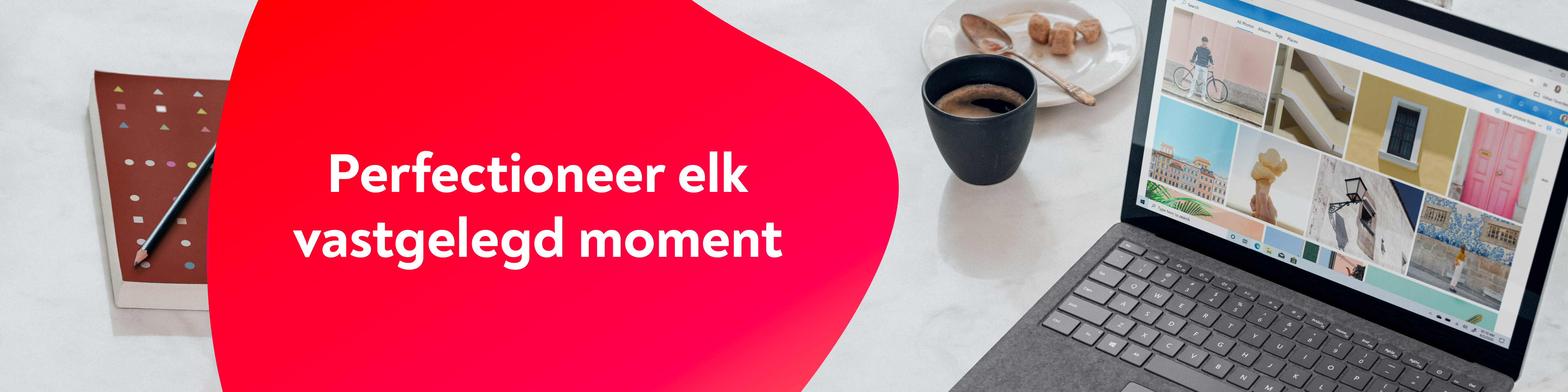 Laptop met foto's en een boek een pen en koffie