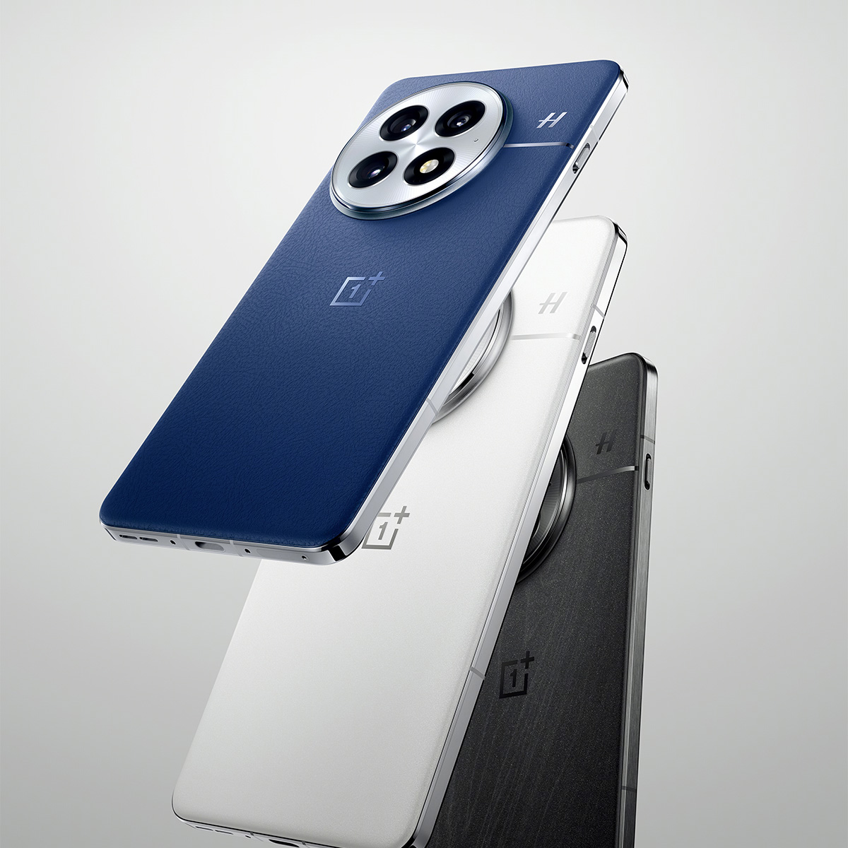 3 OnePlus smartphones: een blauwe, een witte en een zwarte