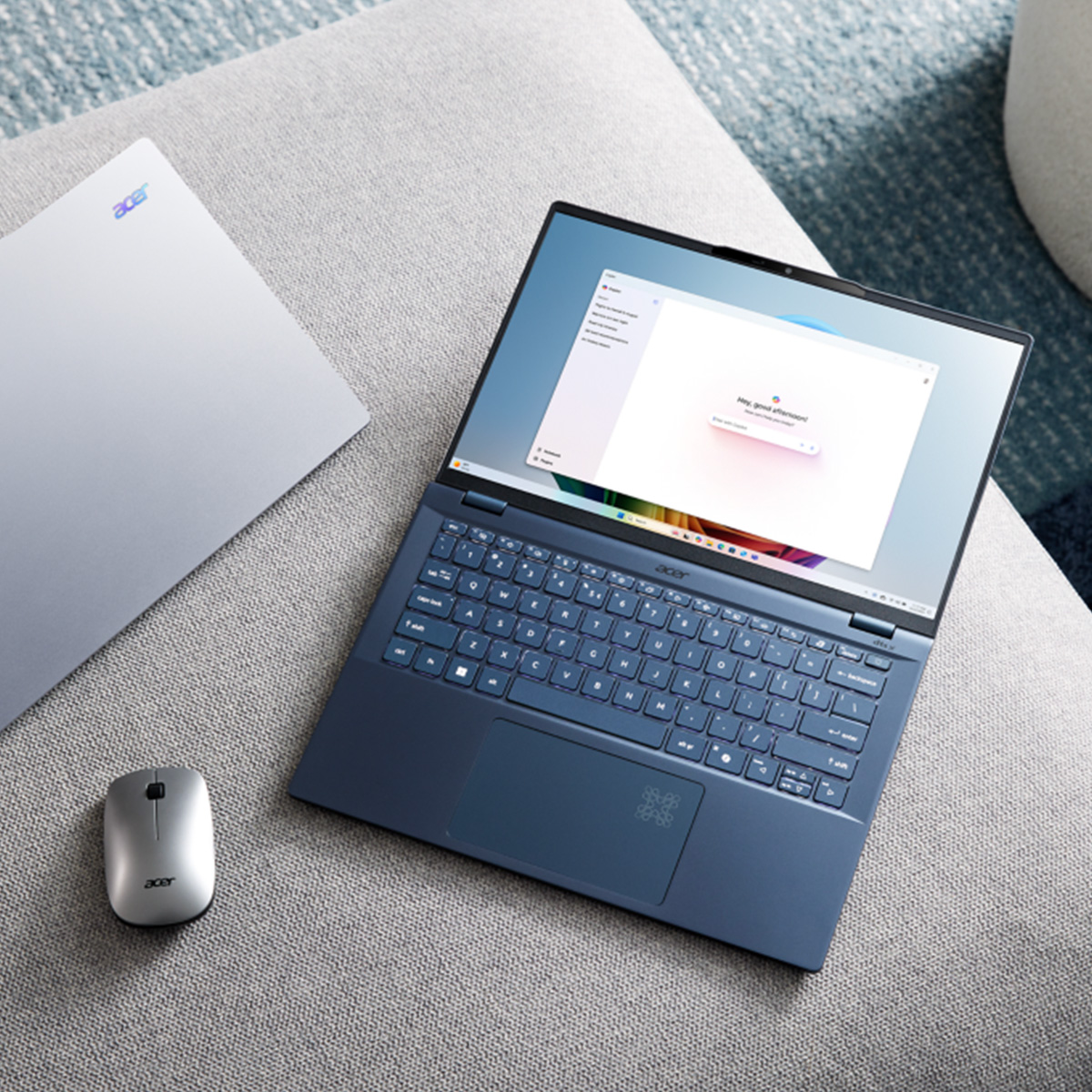 PC portable sur un canap� avec un souris et un autre pc acer