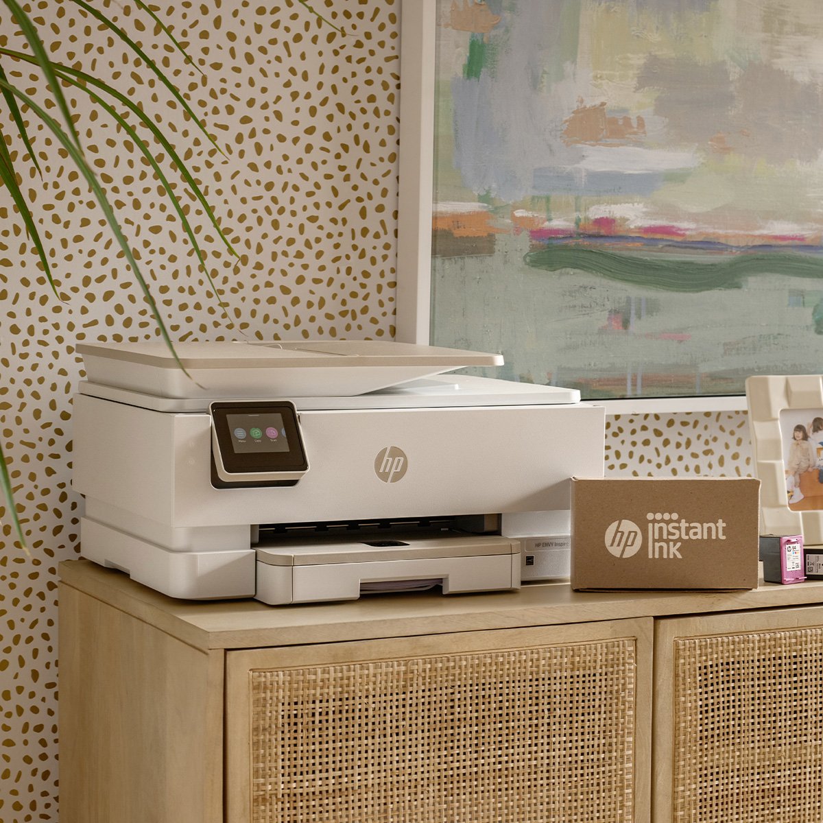 HP printer op een meubelstuk