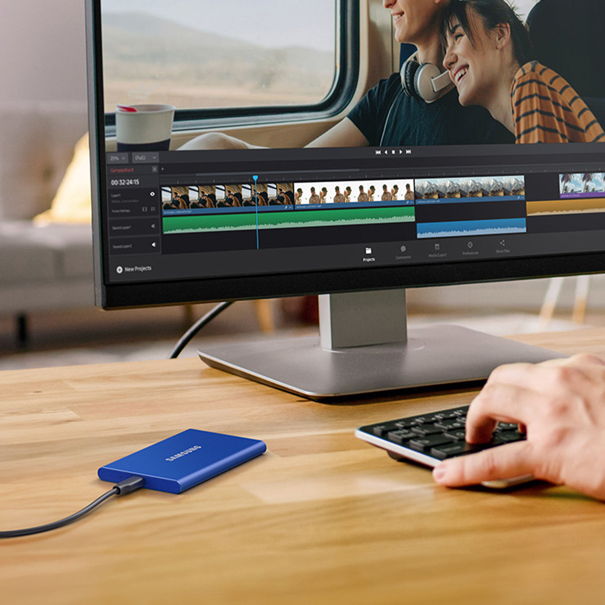 Laptop, SSD en 2 kaarten. Handen.