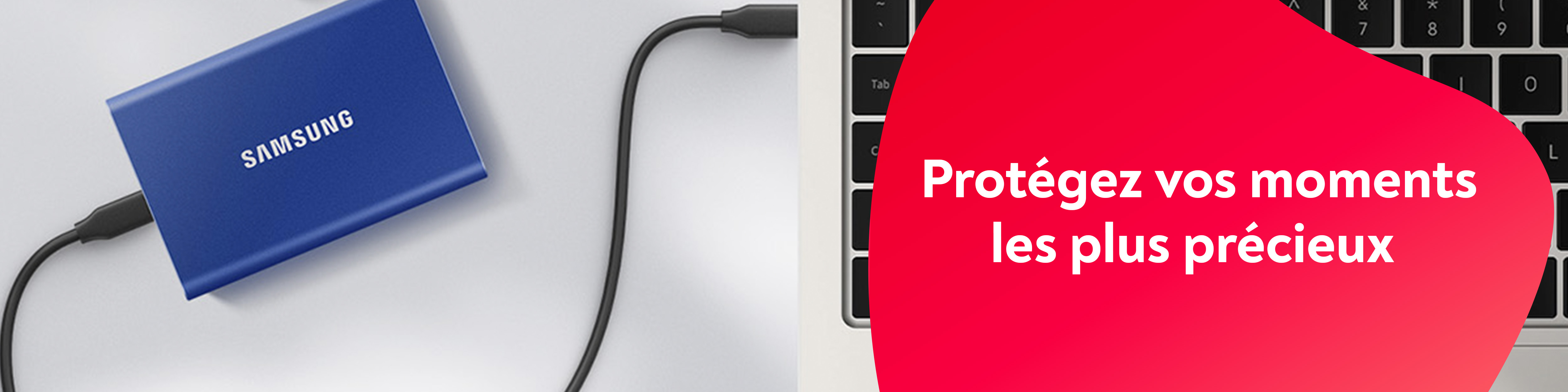 PC portable, disque dur SSD et 2 cartes. Mains.