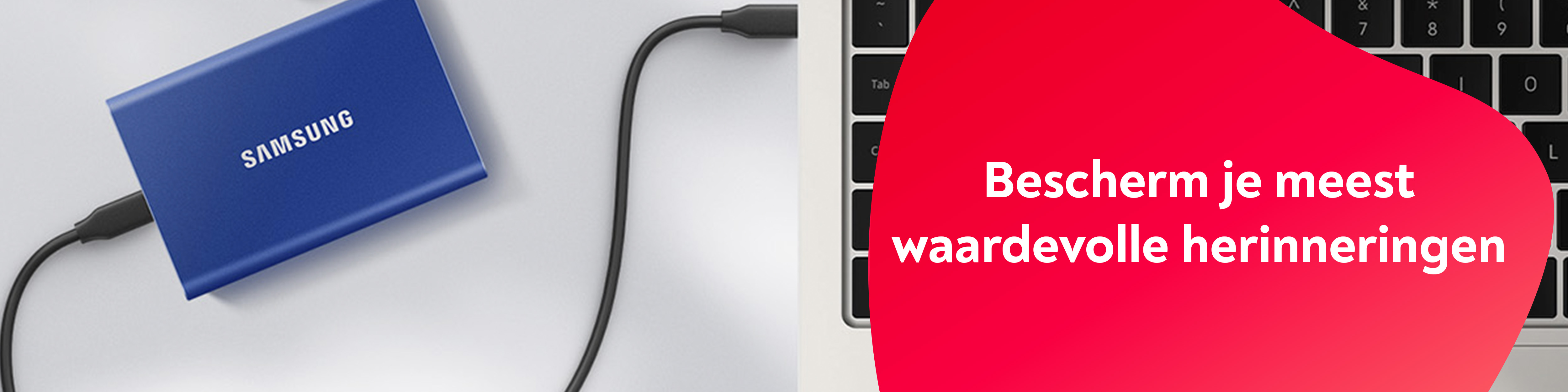 Laptop, SSD harde schijf en 2 kaarten. Handheld.