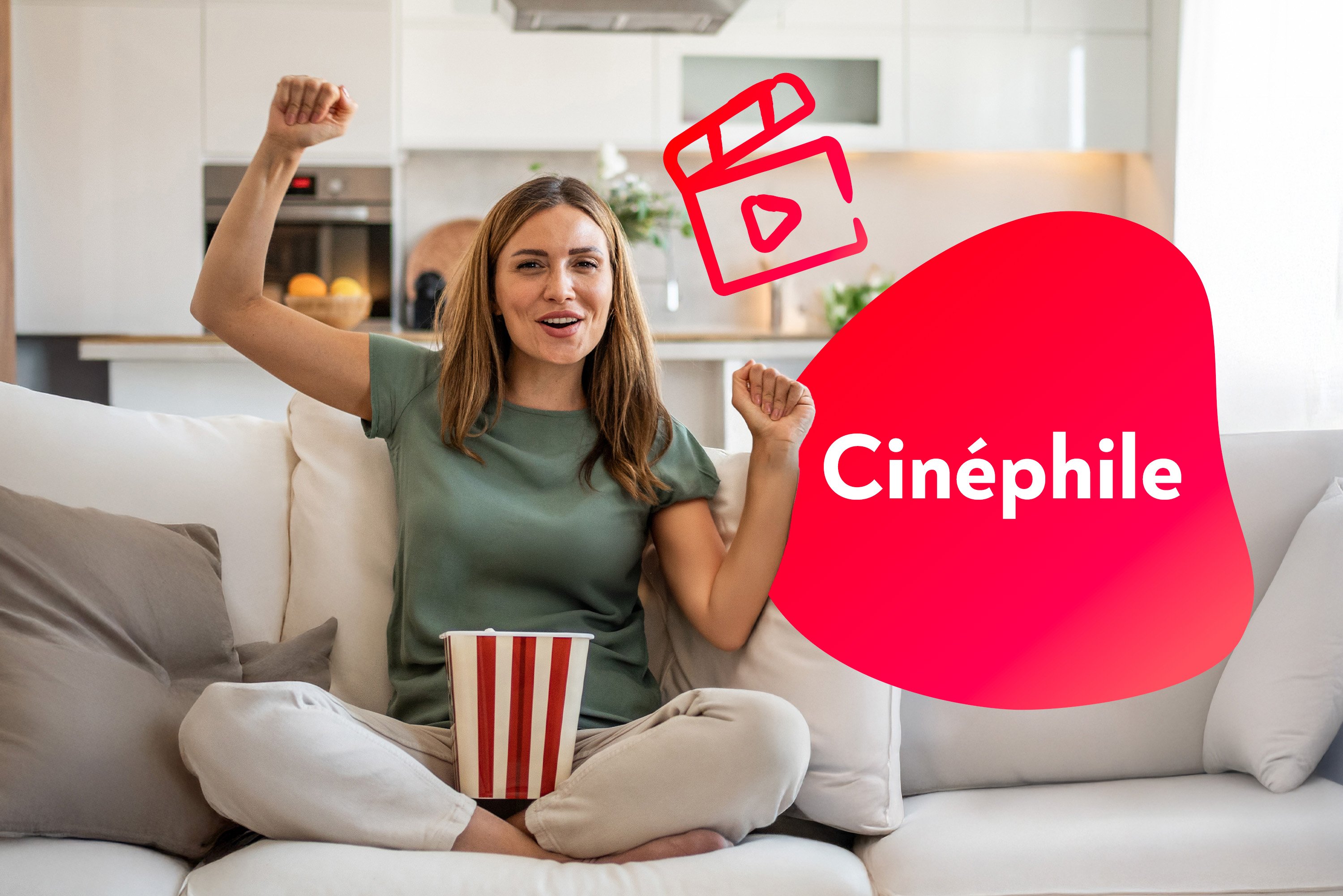 Une maman enthousiaste est assise dans son fauteuil avec un sachet de pop-corn, prte  regarder un film