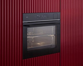 Een zwarte oven die is ingebouwd in een keuken