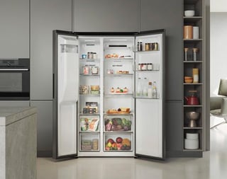 Een Amerikaanse koelkast met open deuren in een keuken