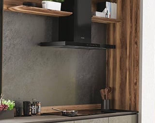 Een zwarte dampkap boven een kookplaat