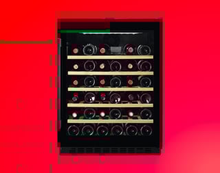 Een wijnkast op een rode achtergrond