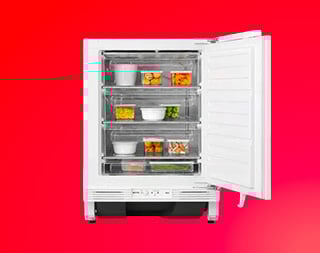 Een diepvriezer op een rode achtergrond