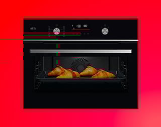 Een stoomoven op een rode achtergrond