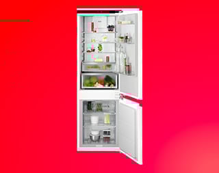 Een koelkast op een rode achtergrond