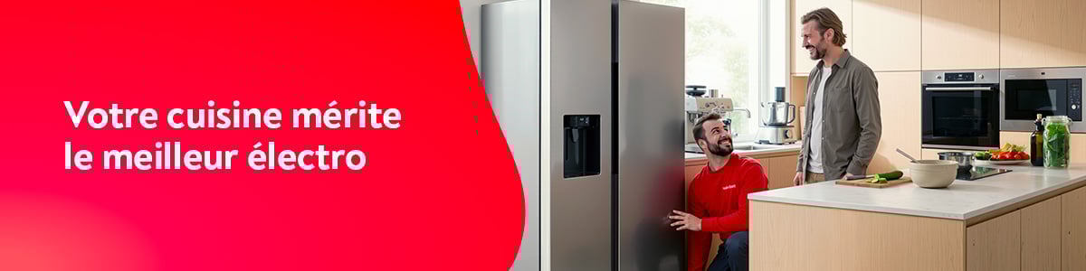 Un livreur de Vanden Borre parle avec un client dans sa cuisine