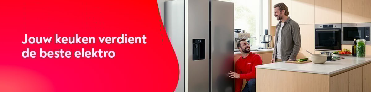 Een bezorger van Vanden Borre staat met een klant te praten in de keuken