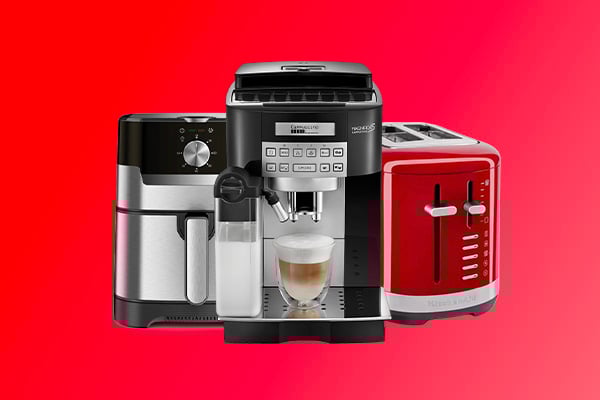 Un airfryer, une machine � expresso et un grille-pain sur un fond rouge