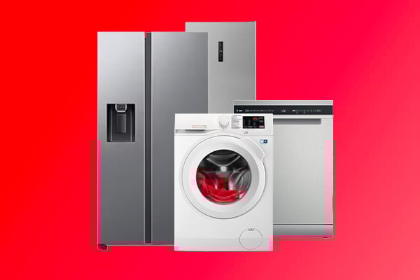 Un frigo am�ricain, une machine � laver et un lave-vaisselle sur un fond rouge