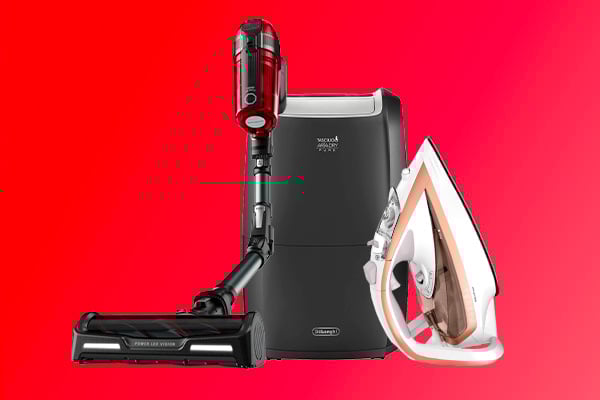 Un purificateur d'air, un aspirateur sans fil et une centrale vapeur sur un fond rouge