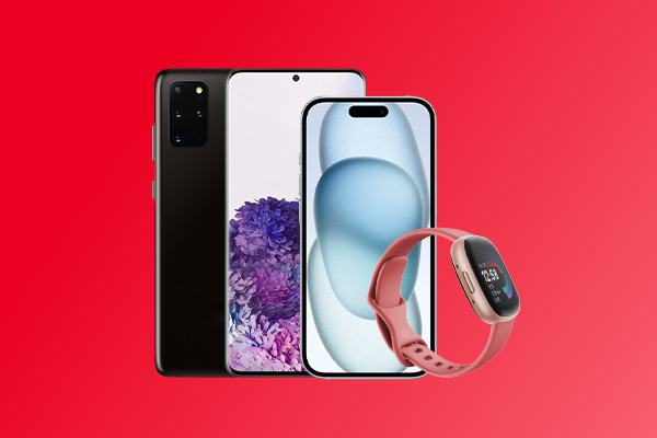 Deux smartphones et une montre connect�e sur un fond rouge