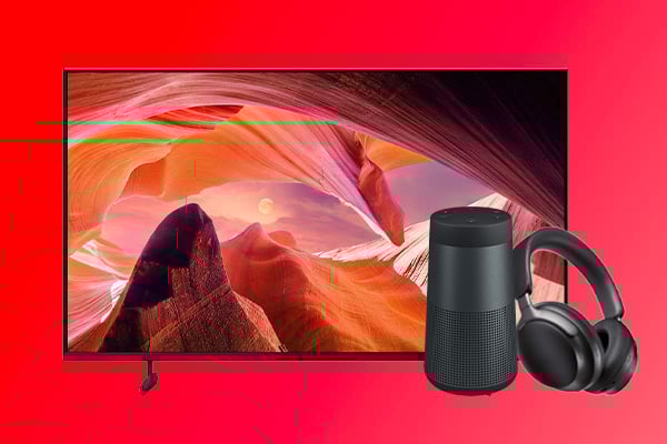 Une TV, un casque sans fil et une enceinte Bluetooth sur un fond rouge