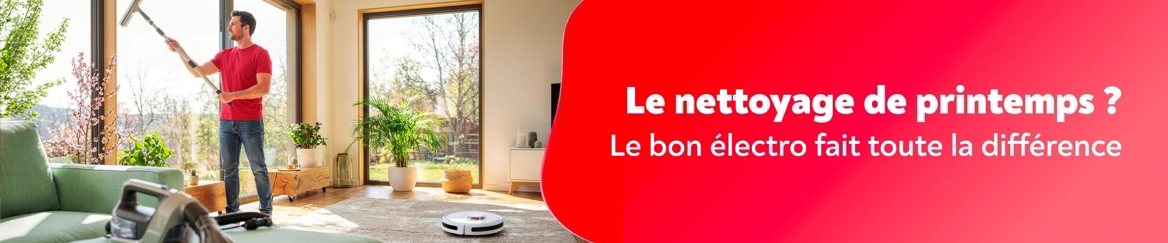 Un p�re et sa fille souriant en train de laver le sol de leur salon 