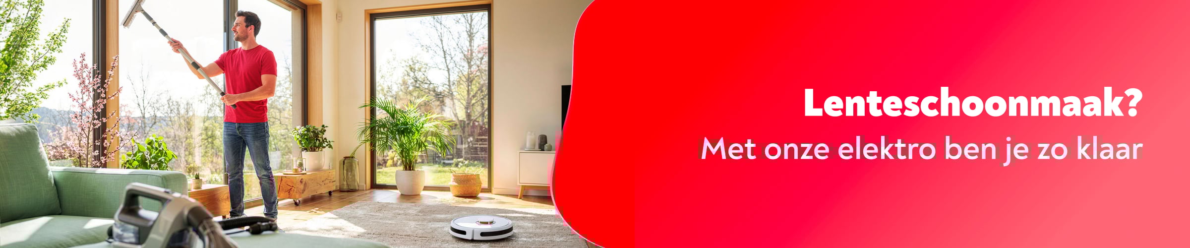 Een vader en zijn dochter glimlachend terwijl ze de vloer van hun woonkamer schoonmaken