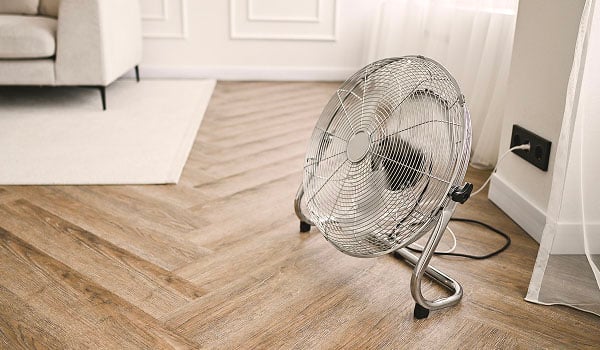 Un ventilateur compact qui se trouve sur le sol