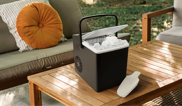 Une machine � gla�ons sur une table sur une terrasse