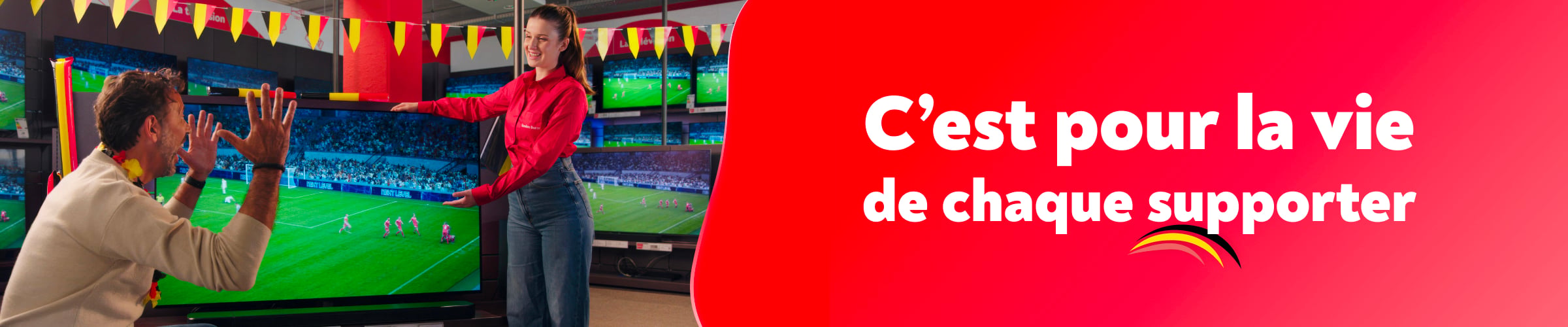 Une vendeuse montre une TV � un client