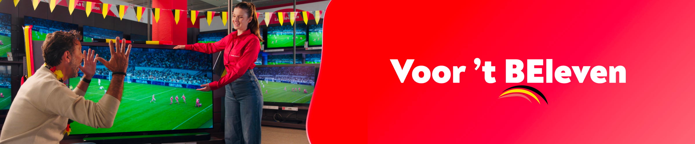 Een verkoopster toont een tv aan een klant