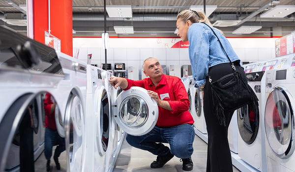 Un homme devant sa machine � laver  
