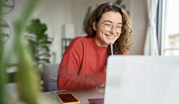 Studente die op een tablet werkt in een studentenkot