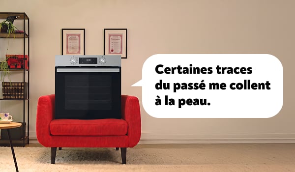 Un four pos� sur un canap� qui signale qu'il a besoin d'un entretien.